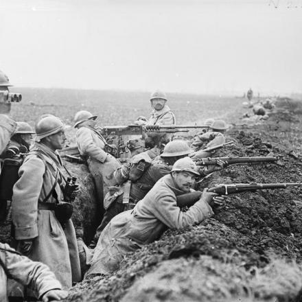 Somme Crossings. Uomini della 20a divisione britannica e della 22a divisione francese in un fossato scavato frettolosamente che coprono una strada, settore di Nesle, 25 marzo 1918. © IWM Q 10809