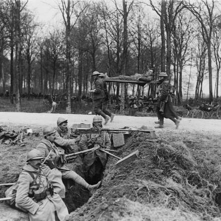 Feriti britannici che attraversano la linea dell'avamposto francese e britannico, Roye, 25 marzo 1918. © IWM (Q 10824)
