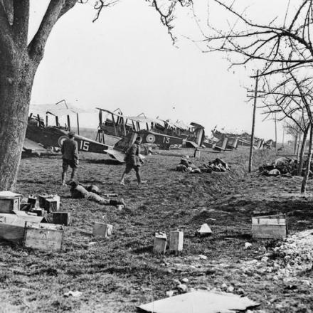 Prima battaglia di Bapaume. Royal Aircraft Factory R.E.8 allineati sul ciglio di una strada, vicino ad Albert, 25 marzo 1918. © IWM (Q 11987)