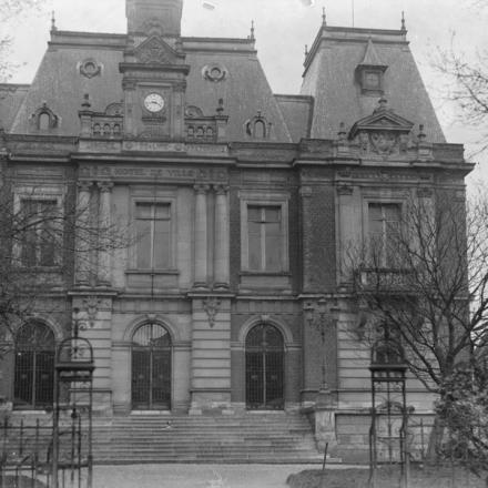 Il Municipio di Doullens dove si tenne la riunione anglo-francese. © IWM Q 37169