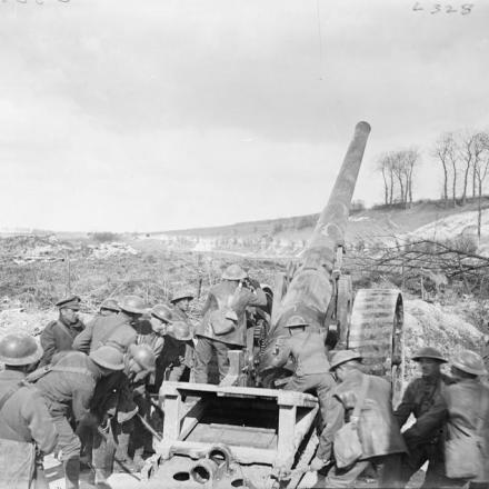 Battaglia di Rosières (Operazione Michael). Un cannone Mark VII da 6 pollici della Royal Garrison Artillery in azione vicino a Hedauville, marzo 1918. © IWM Q 8628