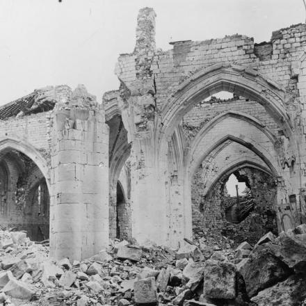 Rovine della Chiesa di San Pietro a Montdidier. © IWM Q 61248
