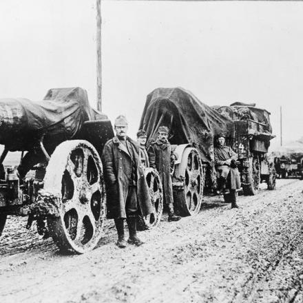 Obici pesanti Skoda austro-ungarici da 30,5 cm su una strada fangosa. Fotografia scattata l'offensiva di primavera. © IWM Q 23818
