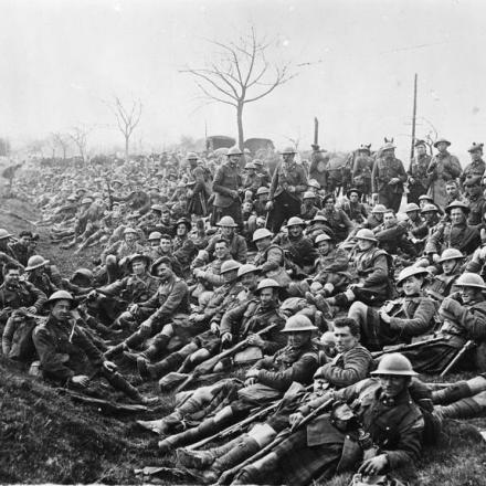 Uomini della South African Scottish che sostano sul ciglio della strada durante la marcia per riposare a Condas, 31 marzo 1918. © IWM Q 10843