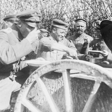 Ufficiali tedeschi consumano il loro pasto in una cucina da campo nell'area di Albert, marzo 1918. © IWM Q 55245