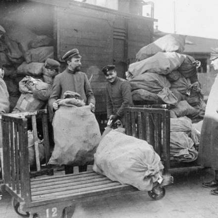 Truppe tedesche prendono sacchi con la posta militare da un treno, marzo 1918. © IWM Q 71930