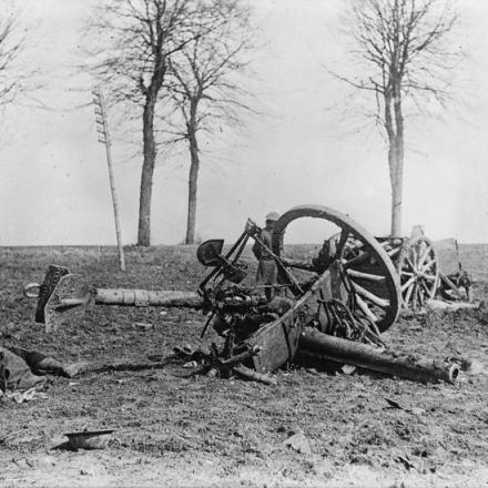 Prime battaglie della Somme 1918. Postazione della  Royal Field Artillery distrutta dopo un colpo diretto. Vicino a Domart, 1 aprile 1918.© IWM (Q 11836)