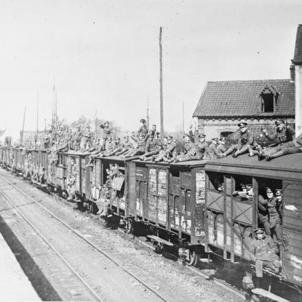 Treno carico di truppe britanniche che partono per la prima linea. Mont-Saint-Éloi. © IWM (Q 327) 