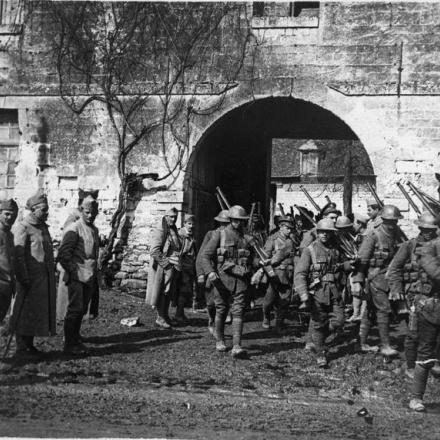 Soldati francesi che guardano le truppe britanniche che si allontanano dai loro alloggiamenti a Hardivillers, il 2 aprile 1918. © IWM (Q 78985)