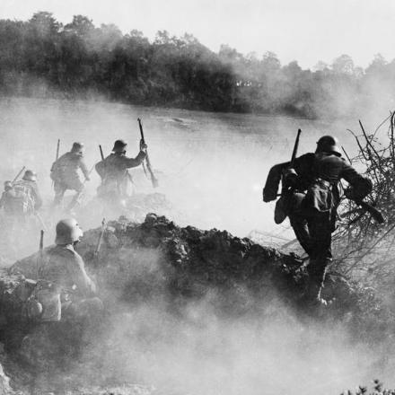 Truppe d'assalto tedesche avanzando attraverso nuvole di fumo verso posizioni nemiche. © IWM (Q 47997 )