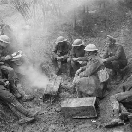 Artiglieri che riposano in una cavità dietro i loro cannoni nell'area di combattimento, vicino a Boues, il 5 aprile 1918.  © IWM (Q 10872)