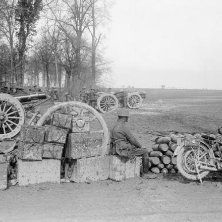 Obici in azione all'angolo di un bosco, vicino a Domart, il 7 aprile 1918. © IWM (Q 10867)