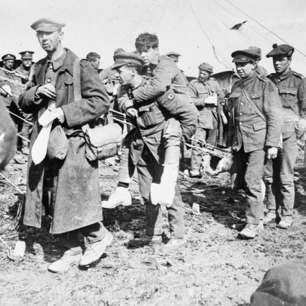 Truppe britanniche ferite alla stazione di evacuazione dei feriti, Frevent, 8 aprile 1918. © IWM (Q 333)