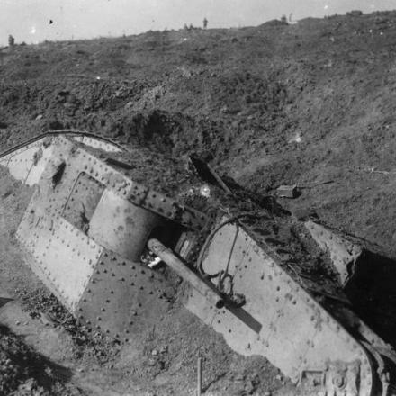 Un carro armato britannico distrutto, mezzo sepolto nel fosso. © IWM (Q 87622)