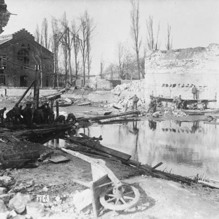 La battaglia del Lys. Genieri tedeschi che ricostruiscono il ponte sul fiume Lys sulla strada Armentieres - Nieppe, aprile 1918. © IWM (Q 55268)