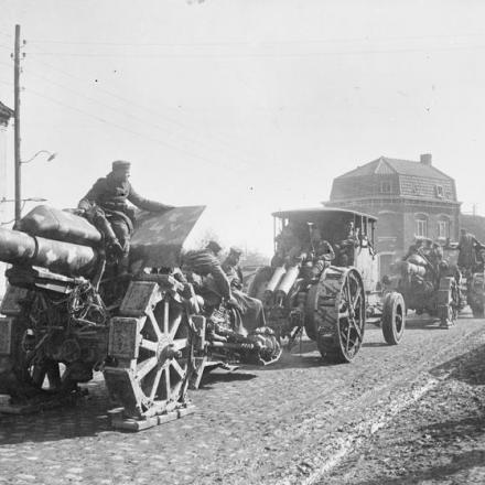 La battaglia del Lys. Obici pesanti tedeschi trainati da trattori lungo la strada verso Armentieres, il 9 aprile 1918. © IWM (Q 55261)
