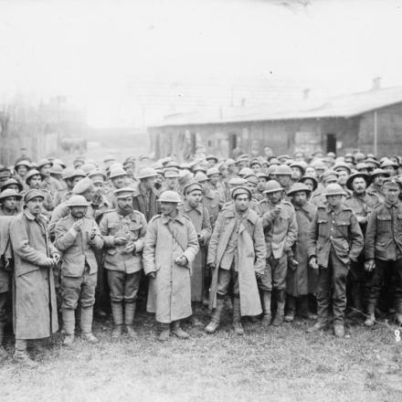 La battaglia del Lys. Prigionieri britannici e portoghesi presi nella battaglia di Armentieres, aprile 1918. © IWM (Q 79346)