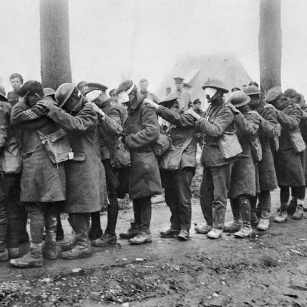 Battaglia di Estaires. Una fila di soldati britannici accecati dai gas lacrimogeni in una stazione di medicazione avanzata nei pressi di Bethune, il 10 aprile 1918. Ogni uomo ha la mano sulla spalla dell'uomo davanti a lui. © IWM (Q 11586)