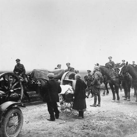 Battaglia dei Lys: profughi francesi dall'area di battaglia che incontrano la colonna dell'Artiglieria Reale su una strada vicino a Bethune. I tedeschi raggiunsero Locon, a tre miglia da Bethune l'8 aprile. © IWM (Q 339)
