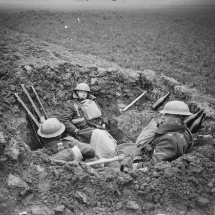 Difesa di Hinges Ridge. Uomini della 51ª Divisione di fanteria delle Highland in un buco di granata vicino a Locon, che hanno trasformato in una fossa per fucilieri, il 10 aprile 1918. © IWM (Q 6500)