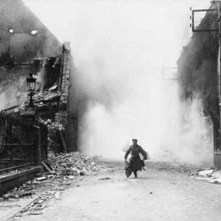 Truppe tedesche sotto il fuoco britannico a Armentieres, evacuata dagli inglesi l'11 aprile 1918. © IWM (Q 61032)
