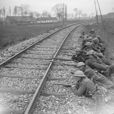 Battaglia di Hazebrouck. Truppe difensive lungo la ferrovia di Merville, l'11 aprile 1918. © IWM (Q 6504)