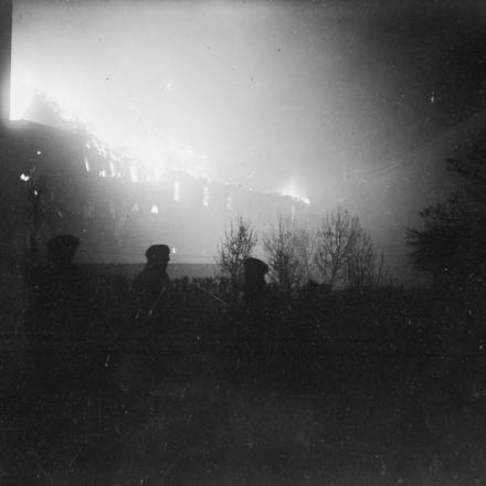La battaglia del Lys, Estaires in fiamme durante la notte; la città è caduta l'11 aprile dopo una feroce lotta di strada con il 5 ° battaglione, la fanteria leggera di Durham e il 6 ° battaglione, i Northumberland Fusiliers della 50a divisione britannica. © IWM (Q 55258)