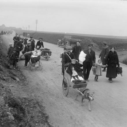 Rifugiati sulla strada a Noeux-les-Mines, 13 aprile 1918. © IWM (Q 10897)