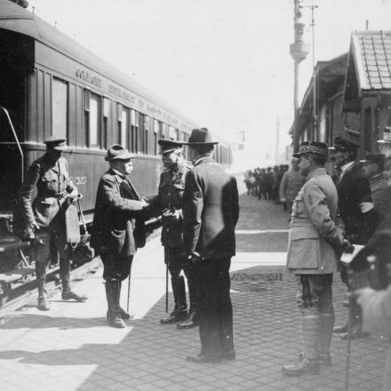Battaglia del Lys. Il feldmaresciallo Douglas Haig conversa con il primo ministro francese Georges Clemenceau alla stazione di Doullens. © IWM (Q 363)