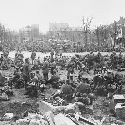 Fanteria tedesca che riposa in una piazza di Armentieres catturata il 10 aprile. © IWM (Q 48377 )