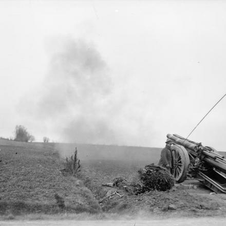 Battaglia di Hazebrouck. Cannone da 60 libbre della 48a Heavy Battery, Royal Garrison Artillery in azione all'aperto vicino a Strazeele, in pieno rinculo, il 15 aprile 1918.© IWM (Q 8716)