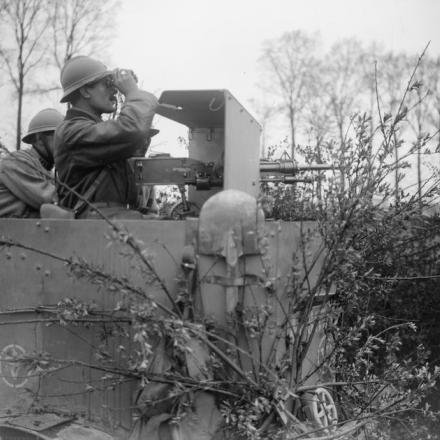 La battaglia del Lys. Un'auto corazzata francese che supporta due compagnie del 18 ° Battaglione, il Middlesex Regiment (Composite Force, 15th Corps). Meteren, 16 aprile 1918.© IWM (Q 6638)