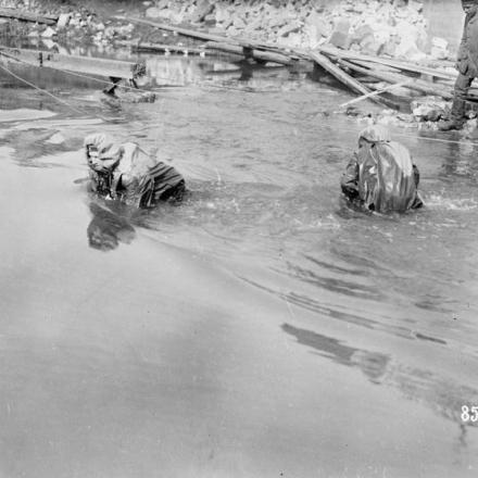 La battaglia del Lys (operazione Georgette). I pionieri tedeschi aal lavoro per ricostruire un ponte fatto saltare in aria dall'esercito britannico vicino a Pont-de-Nieppe  in seguito al ritiro della 34a divisione britannica, nell'aprile 1918. © IWM (Q 55269)