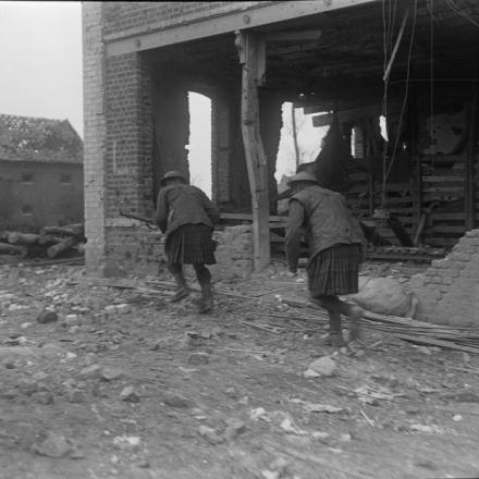 Due uomini del 1 ° Battaglione, Cameron Highlanders, che attraversano uno spazio aperto e alla portata delle mitragliatrici tedesche a Cuinchy, 17 aprile 1918. © IWM (Q 10915)