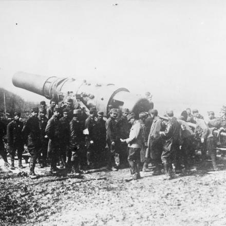 Un mortaio austro-ungarico di 42 cm (420 mm) in posizione nell'aprile 1918. © IWM (Q 23817)