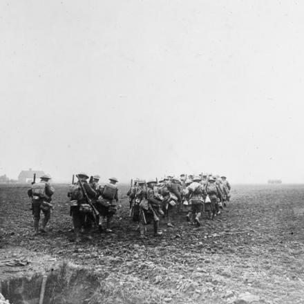 La battaglia del Lys: una squadra della 55a divisione in azione vicino a Bethune. © IWM (Q 341)