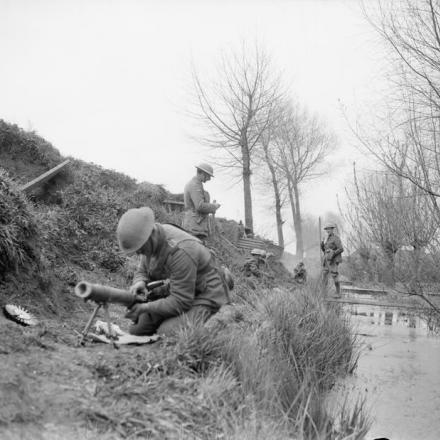 Mitragliatrice Lewis presidiata dalle truppe del Tank Corps. Vicino a Robecq, aprile 1918. © IWM (Q 8751)