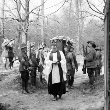 Un cappellano della RAF guida la bara di Manfred von Richthofen  mentre entra nel cimitero di Bertangles. La bara è trasportata da sei piloti dello Squadrone n. 3, Australian Flying Corps. Il servizio funebre si è svolto il 22 aprile 1918. © IWM (Q 10918)