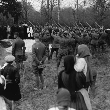 Australiani del 3° Squadrone dell'Australian Flying Corps sparano una raffica a salve. Bertangles, 22 aprile 1918. © IWM (Q 10921)