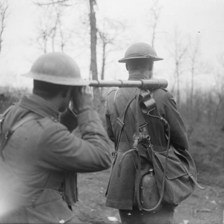 Un ufficiale di artiglieria che usa un telescopio sulla spalla di un commilitone, Kemmel, il 22 aprile 1918. © IWM (Q 6539) 