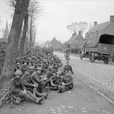 La a battaglia di Kemmel. Un battaglione fucilieri che riposa sul ciglio della strada a Caestre sulla via per la prima linea, aprile 1918. © IWM (Q 10294)