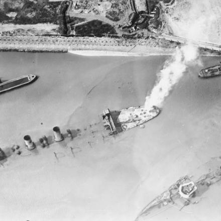 Una veduta aerea dei blocchi britannici nell'ingresso al porto di Zeebrugge. © IWM (Q 49150)
