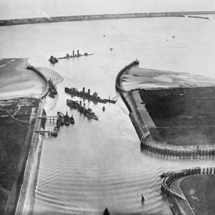 Fotografia aerea obliqua delle navi da guerra britanniche HMS Thetis, HMS Intrepid e HMS Iphigenia nella foce del Canale Bruge a Zeebrugge. © IWM (Q 49164)