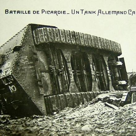 Carro armato tedesco A7V "Elfriede" catturato dalle truppe francesi a Villers-Bretonneux, 24-Apr-1918. Cartolina francese del 1918 © Wikipedia - Author unknown, public domain 
