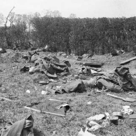 Un nido di mitragliatrici tedesco distrutto durante il contrattacco,Villers-Bretonneux, 24-Apr-1918. © wikipedia public domain - © Australian War Memorial E02434 Villers-Bretonneux 24 april 1918