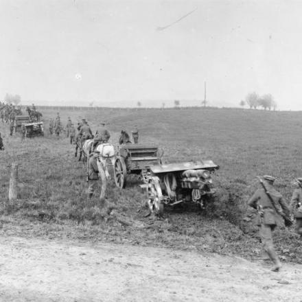 Obici tedeschi da 15  che avanzano nei pressi di Kemmel, aprile 1918. © IWM (Q 55294)