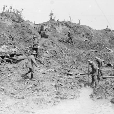 Genieri tedeschi che preparano il terreno per una nuova ferrovia vicino a trincee britanniche catturate nel saliente di Ypres, aprile 1918. © IWM (Q 55296)