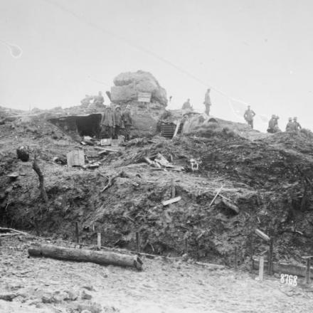La battaglia di Kemmel, aprile 1918. Una stazione di segnale tedesca sul Mont de l'Hospice, appena fuori Locre, a circa un miglio e mezzo a ovest di Kemmel Hill. © IWM (Q 55284)