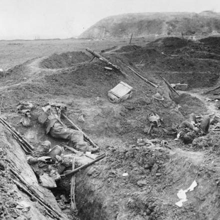 Trincee britanniche con soldati morti insepolti, aprile 1918. © IWM (Q 23880)