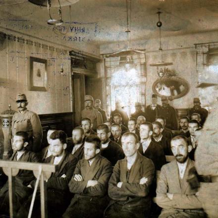 Il processo a Sarajevo. Princip è il terzo da sinistra. © Wikipedia - Author unknown, public domain - Archive photo, Sarajevo